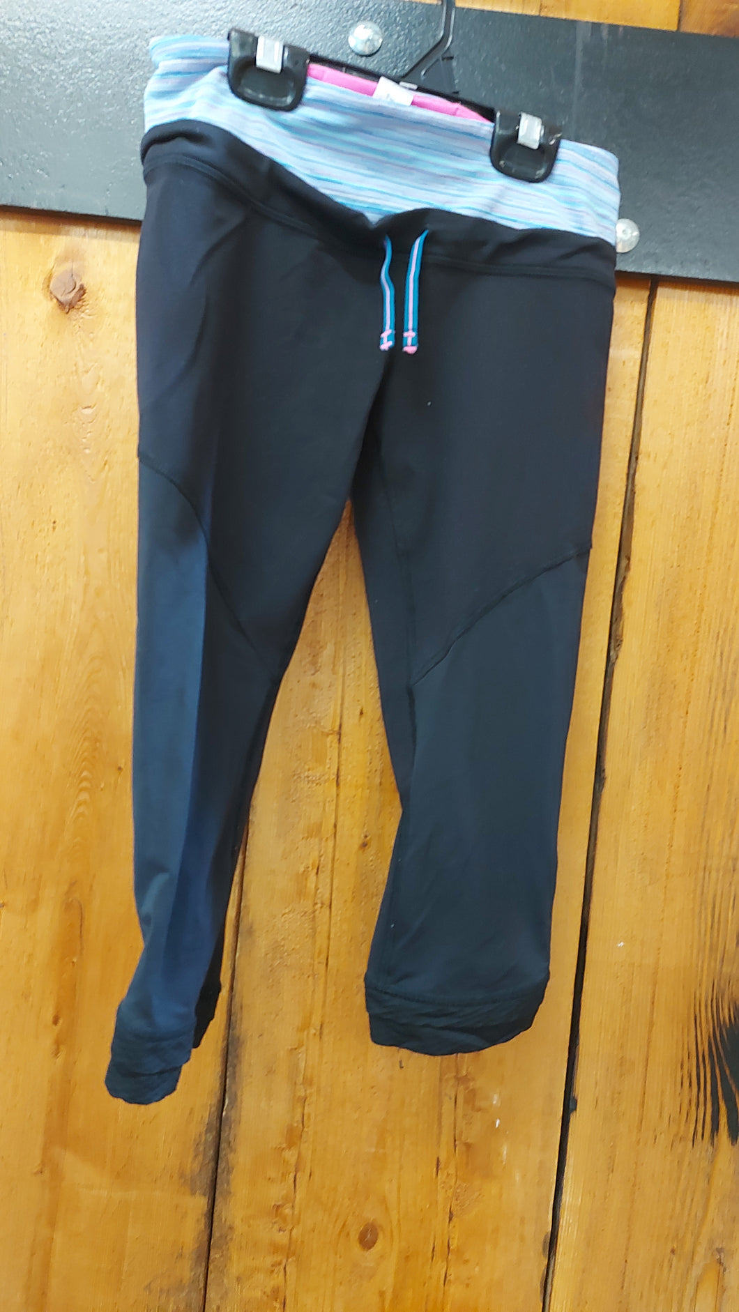 Iviva black capris /10