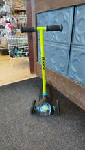 Load image into Gallery viewer, Razor T3 green scooter