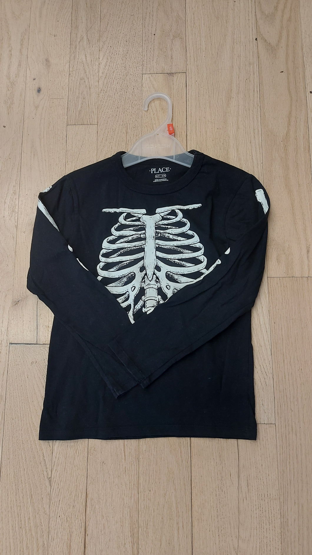 Place black shirt 5/6